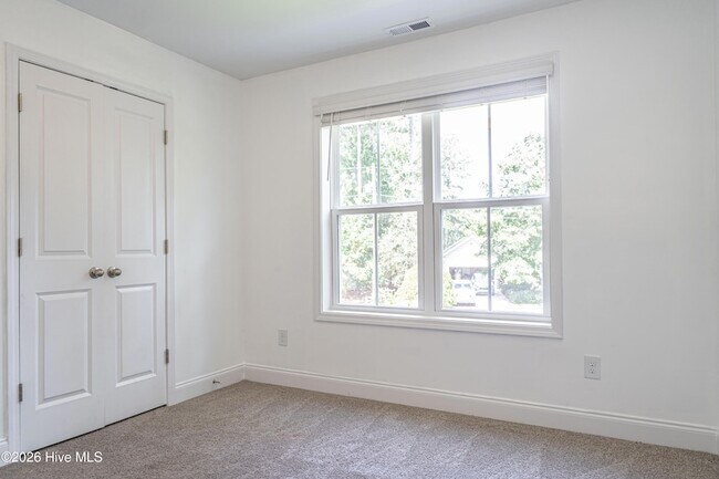 Building Photo - 170 Lakeview Dr