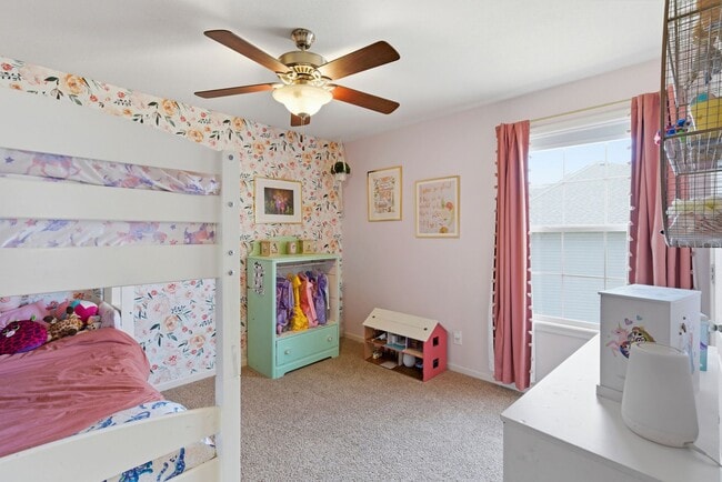 Building Photo - 5 bed/ 3 bath Single Family Home.