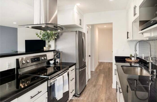 Building Photo - Magnolia Gem, Renovated for todays modern lifestyle