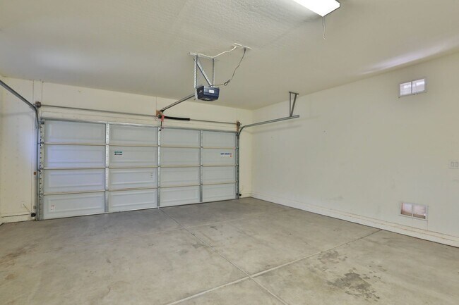 Building Photo - **Beautiful Home in Gilbert, AZ**