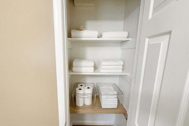 Building Photo - 822 Bandera Ln