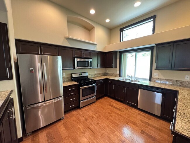 Building Photo - Gorgeous Mount Vernon Home 3 bedroom 2.5 Bathroom