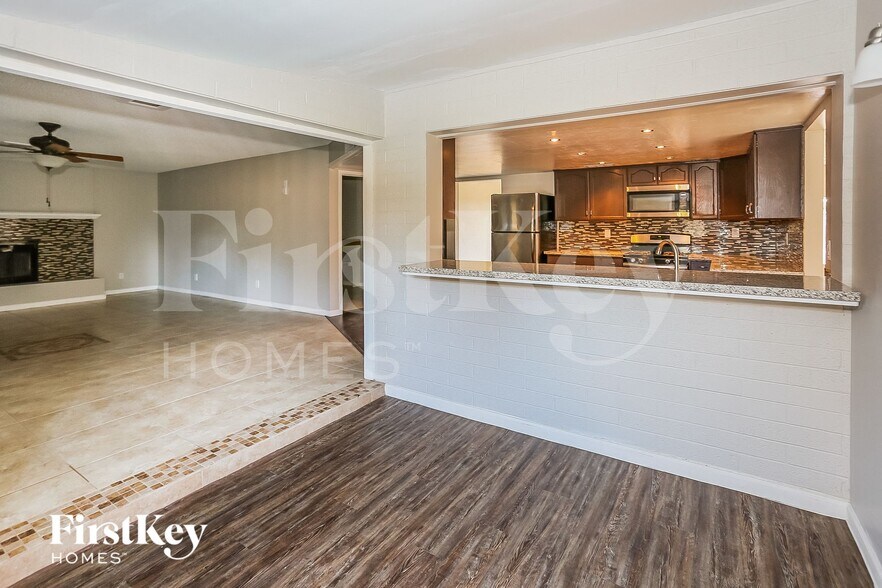 Building Photo - 8427 N 47th Dr