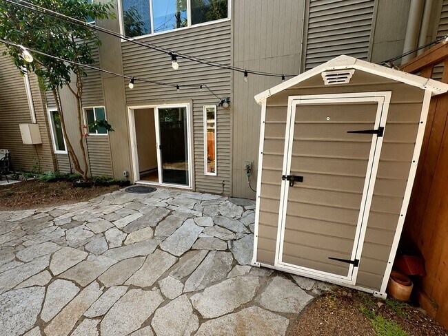 Building Photo - 2bd/1ba Seattle Condo