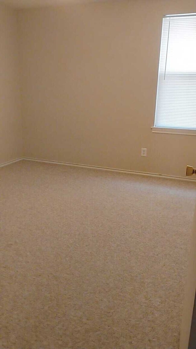 Building Photo - 1721 Baxter Springs Dr