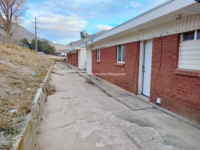 Building Photo - 2 bed 1 bath duplex