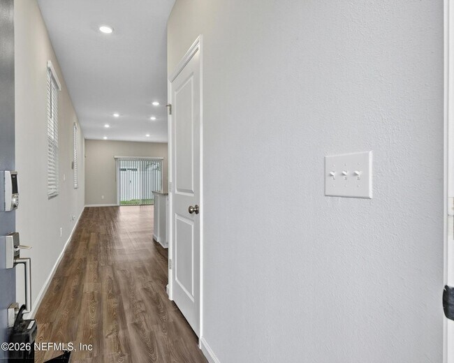 Building Photo - 14757 Cashew Ave