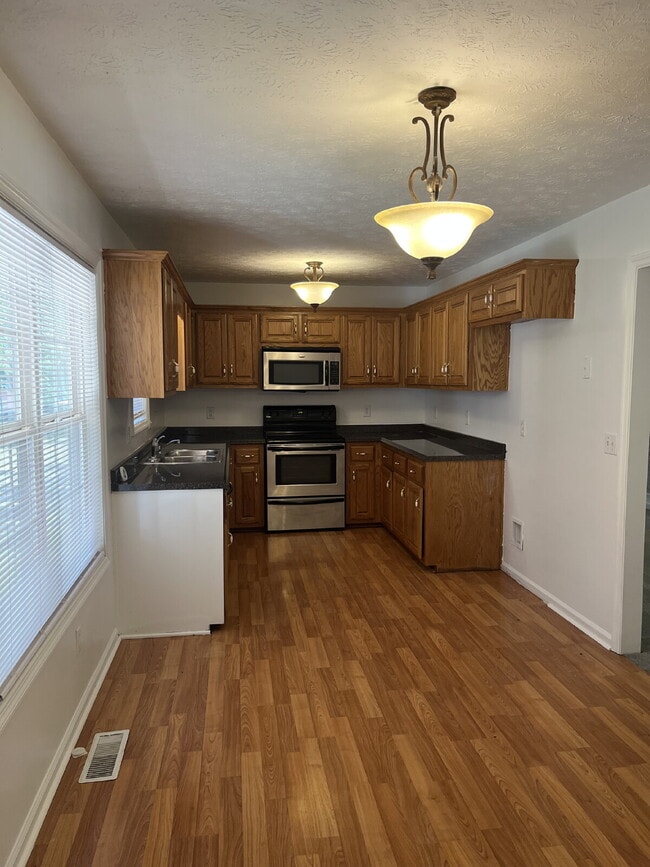 Building Photo - 215 Derek Ct