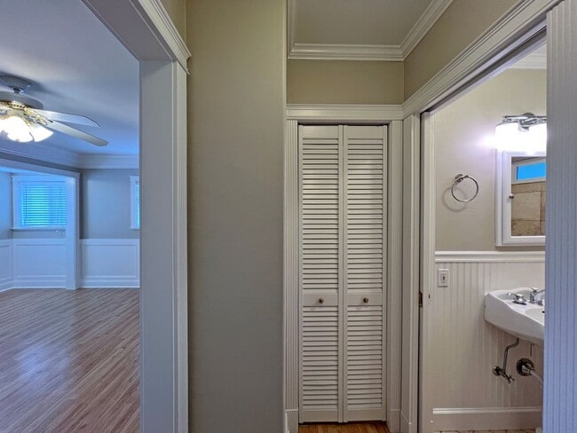 Building Photo - Charming and updated 2 bedroom, 1 bath bun...