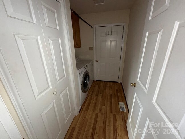 Building Photo - 401 Miller Farm Rd