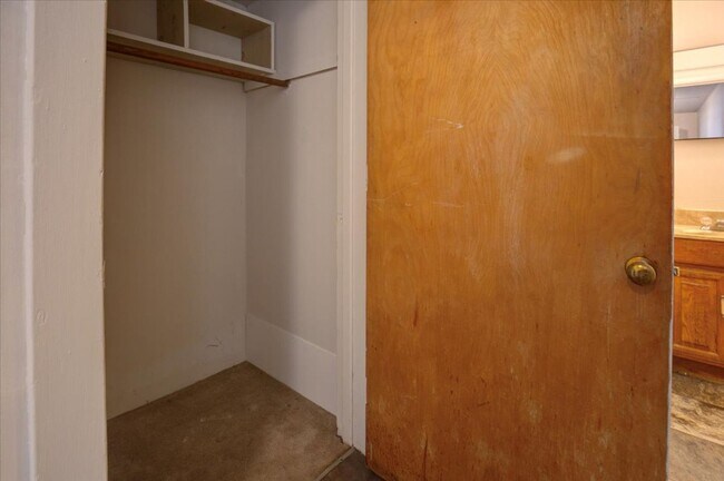 Building Photo - Affordable 1 Bedroom Apartment – Prime Mai...