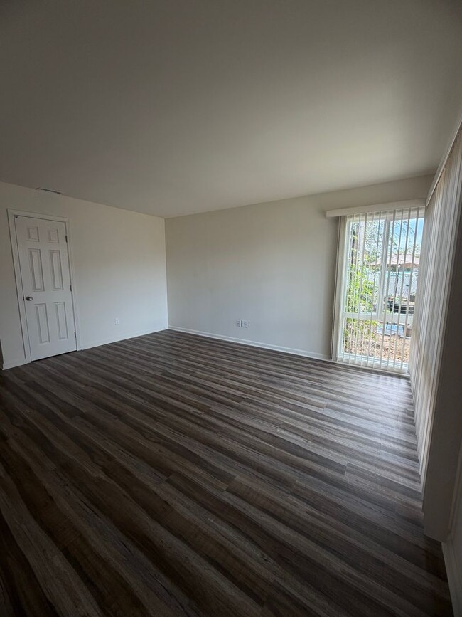 Building Photo - 2 Bedroom 1 Bath Duplex for Rent