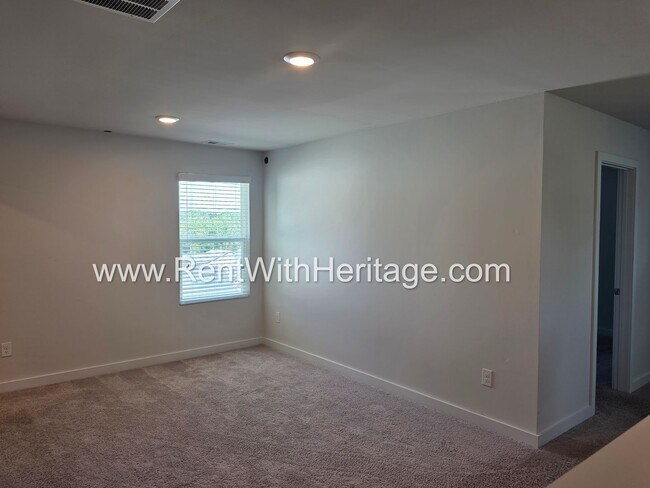 Building Photo - 8650 Paradise Dr