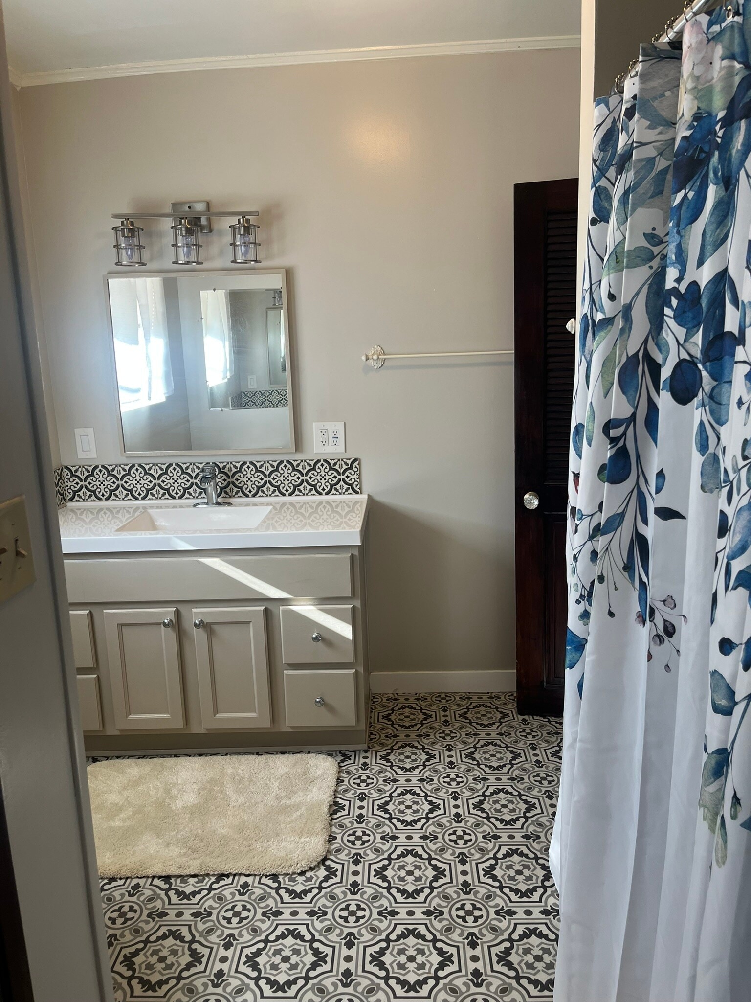 Bathroom - 1132 N Heliotrope Dr