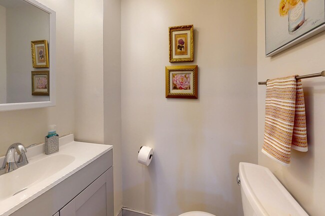 Building Photo - 2002 Ridgemont Rd