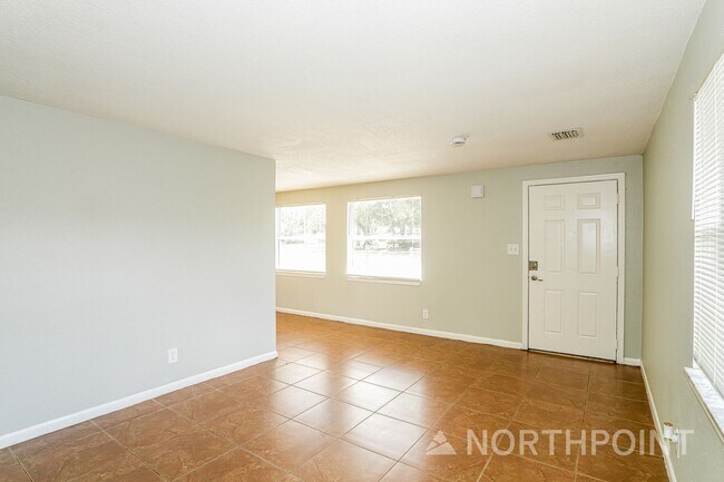 Building Photo - 3-Bedroom, 1 Bath Single Family for Rent in Tampa, FL | Fenced Backyard & Modern Kitchen
