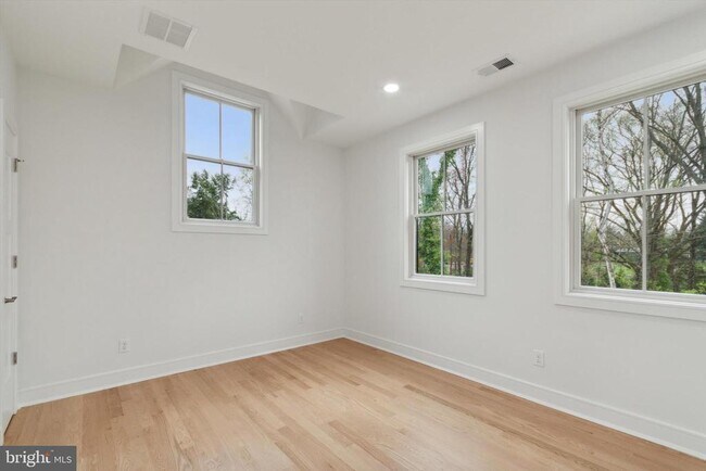 Building Photo - 35 Sycamore Pl