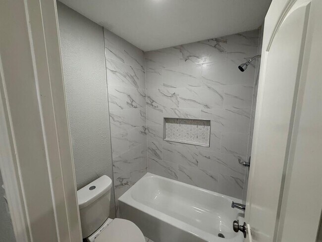 Building Photo - 2812 Forest Hills Dr