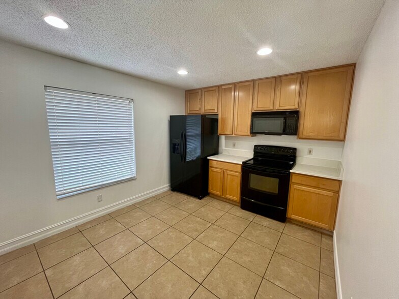 Building Photo - 2320 Stone Abbey Blvd