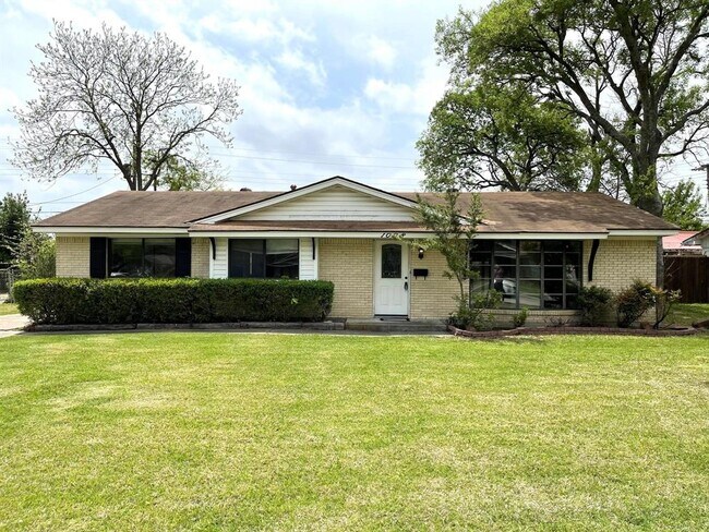 Building Photo - 1008 Wake Dr