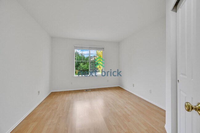 Building Photo - 4 Bed 2.5 Bath Single-family House Availab...