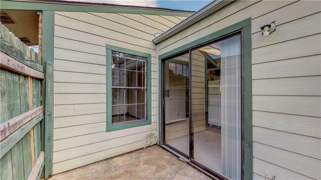 Building Photo - 725 Peppertree Dr