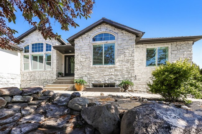 Building Photo - 6 Bed/6 Bathroom house in Riverton