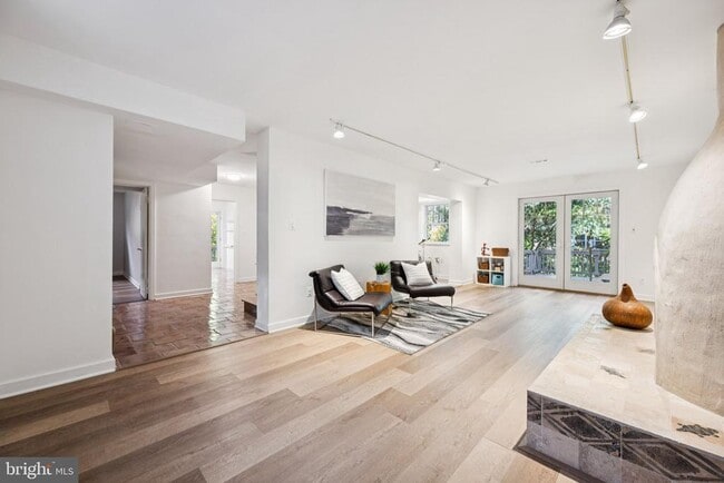 Building Photo - 6 Spring Hill Ct