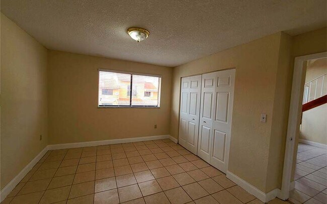 Building Photo - 2710 W 60th Pl