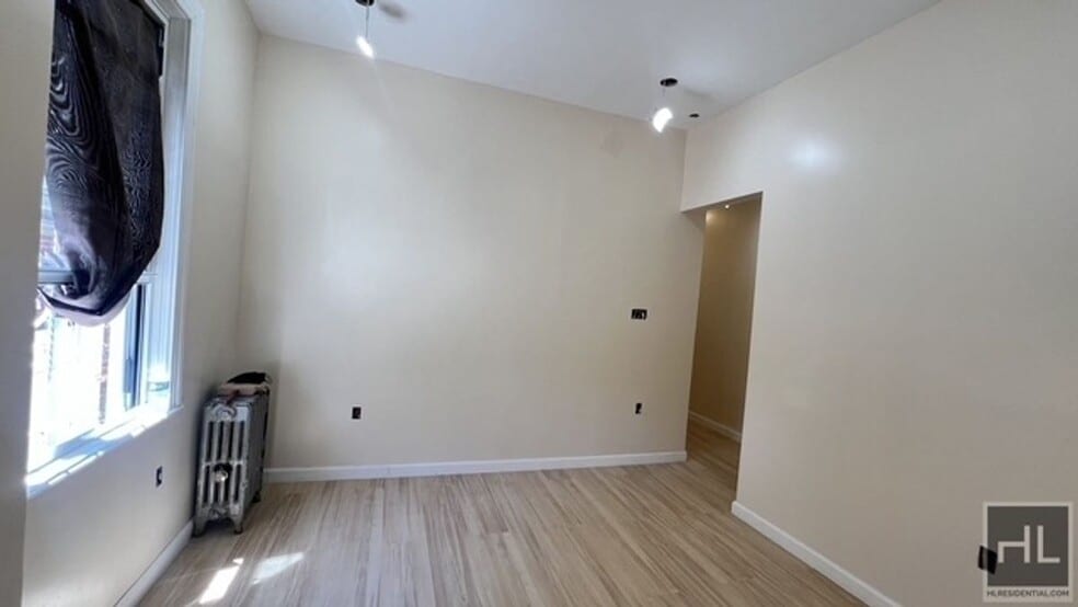Building Photo - 586 E 54th St