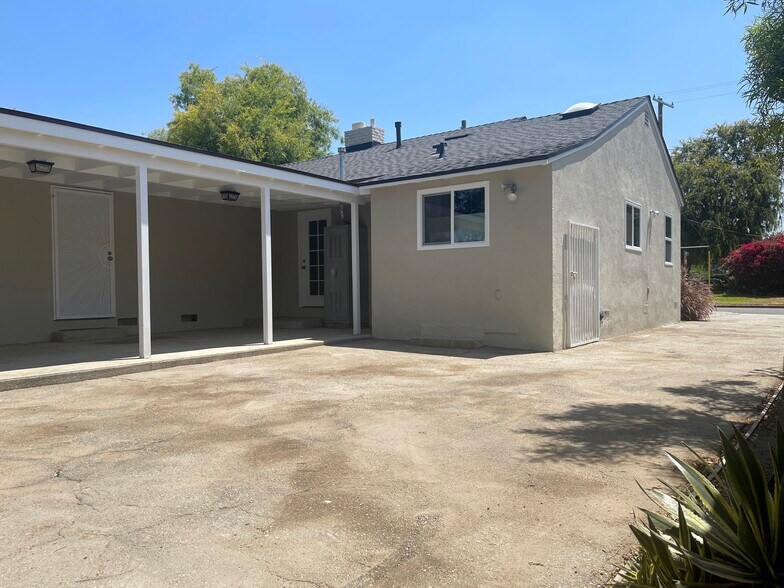 Covered Patio - 5457 Beck Ave