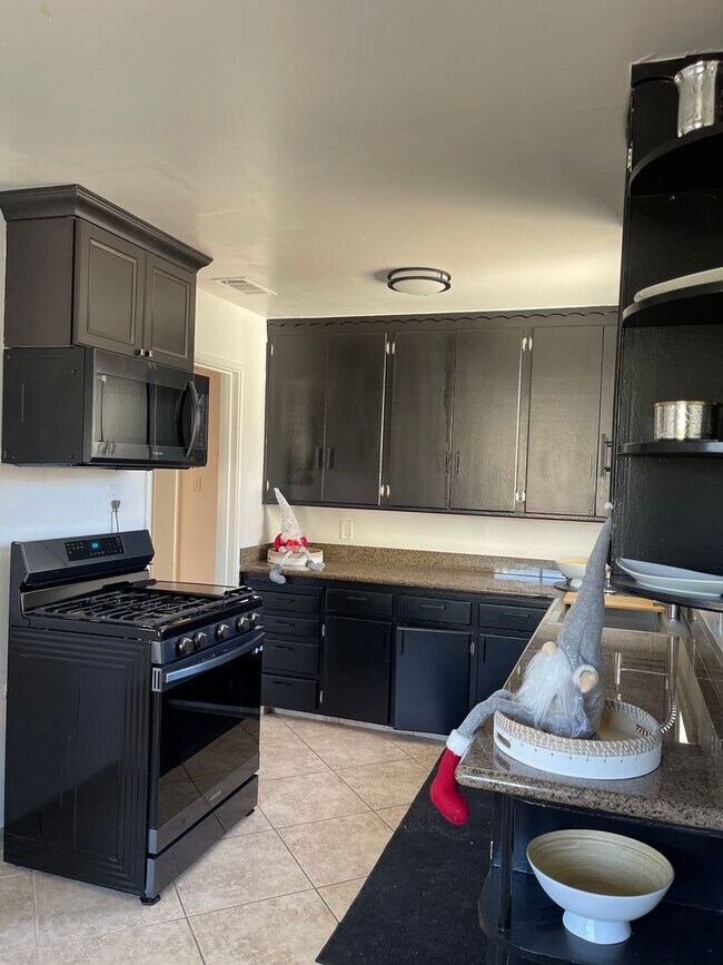 Building Photo - AVAILABLE NOW! 3 BEDROOM/2 BATH IN FAIRFIELD