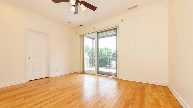Building Photo - 1449 W Fullerton Ave