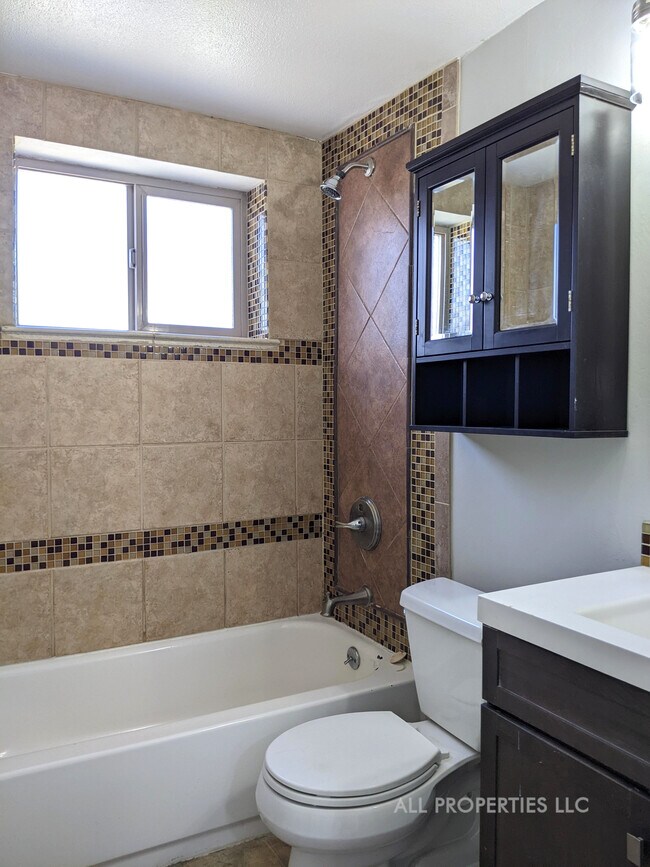 Building Photo - 1005 Newton St