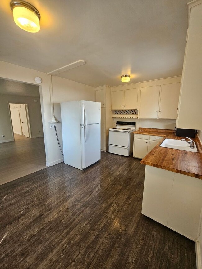 Building Photo - 831 Niantic St