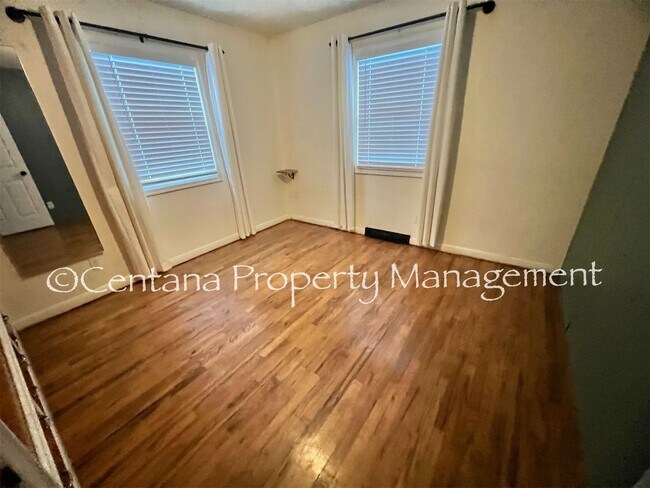 Building Photo - Large 2 bedroom house with an oversized ga...