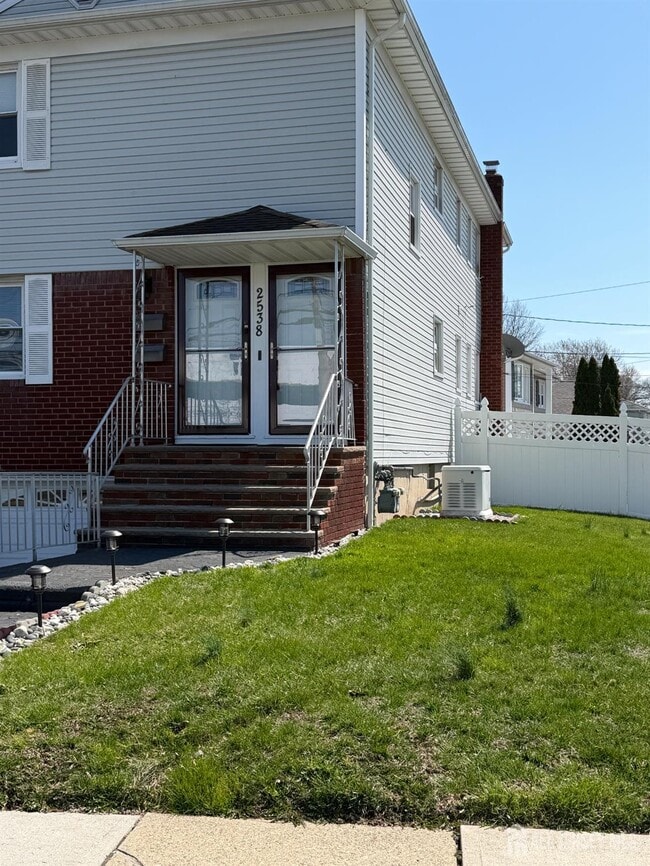 Building Photo - 2538 Spruce St