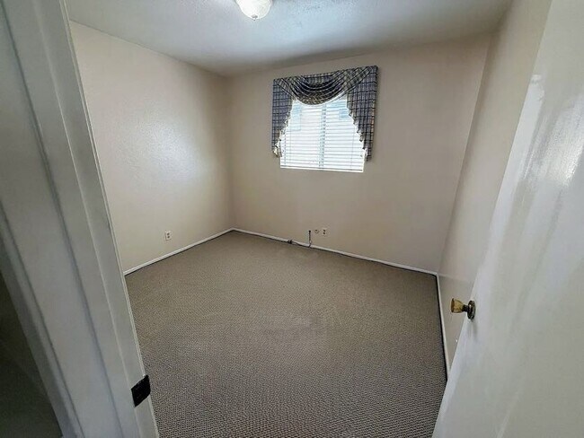 Building Photo - 1134 W Huntington Dr