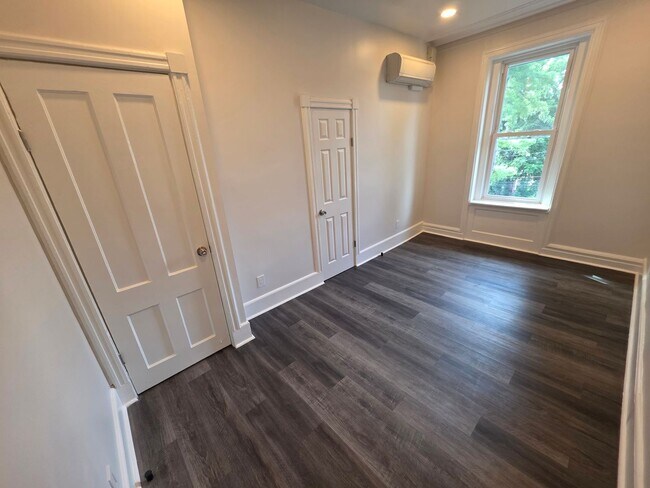 Building Photo - Newly Renovated 2 Bedroom Apartment - Poug...