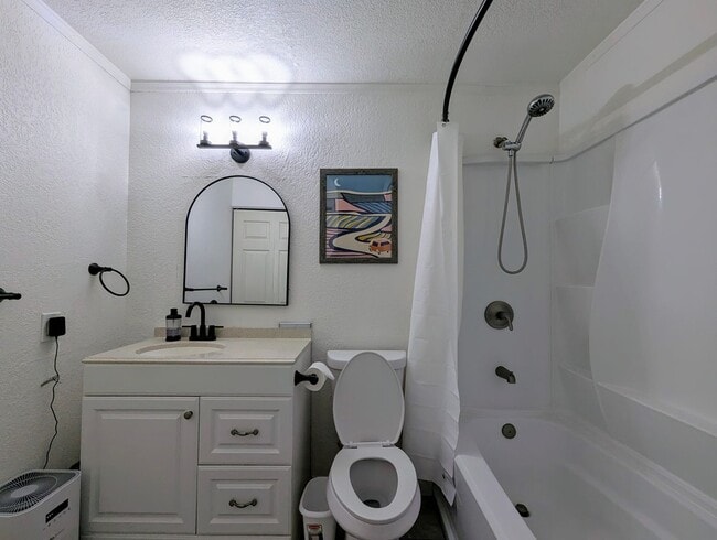 Building Photo - Available November 1, 2025 | A charming gr...