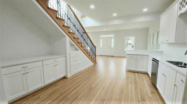 Building Photo - Spacious House across the street from UT - large deck and balcony with great views.