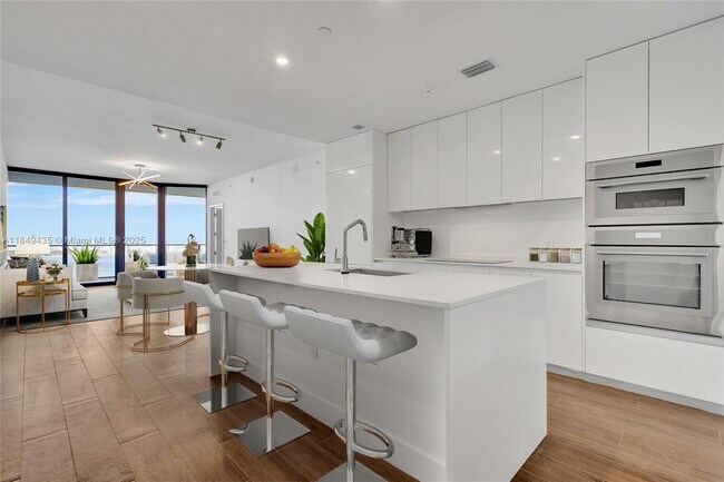 Building Photo - 700 NE 24th St