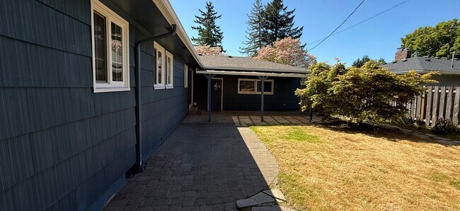 Building Photo - Well-cared-for home with strong curb appeal and quality updates in Southeast Portland.