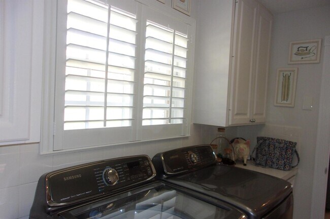Building Photo - 1076 SW Tamarrow Pl