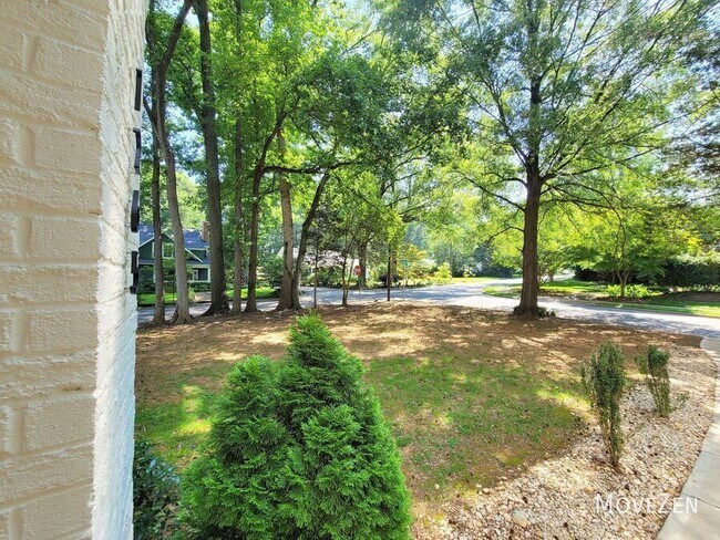 Building Photo - 1265 Pinecrest Ave
