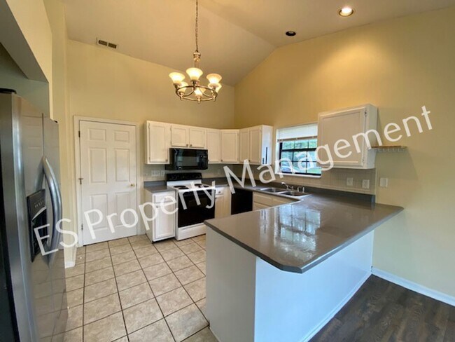 Building Photo - Wonderful 3 Bedroom 2 Bathroom Ranch Style...