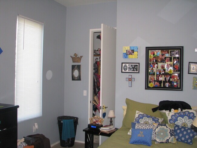 Building Photo - UT PRE-LEASE: 2009 Constructed 6 Bedroom / 3 Bath Home with Hot Tub - Open floor plan / Great Kit...