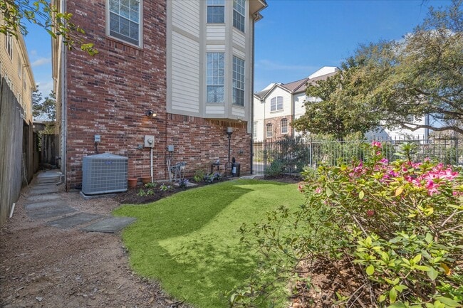 Building Photo - 2626 Commonwealth St