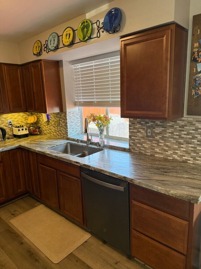 Building Photo - Located in the heart of Spanish Springs