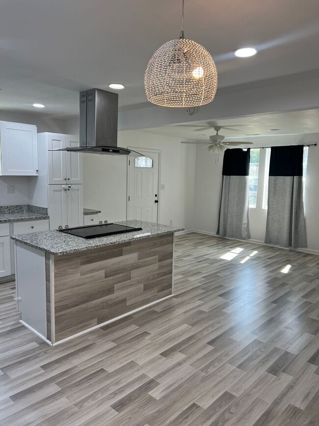 Building Photo - Recently reduced in price!! Welcome to thi...
